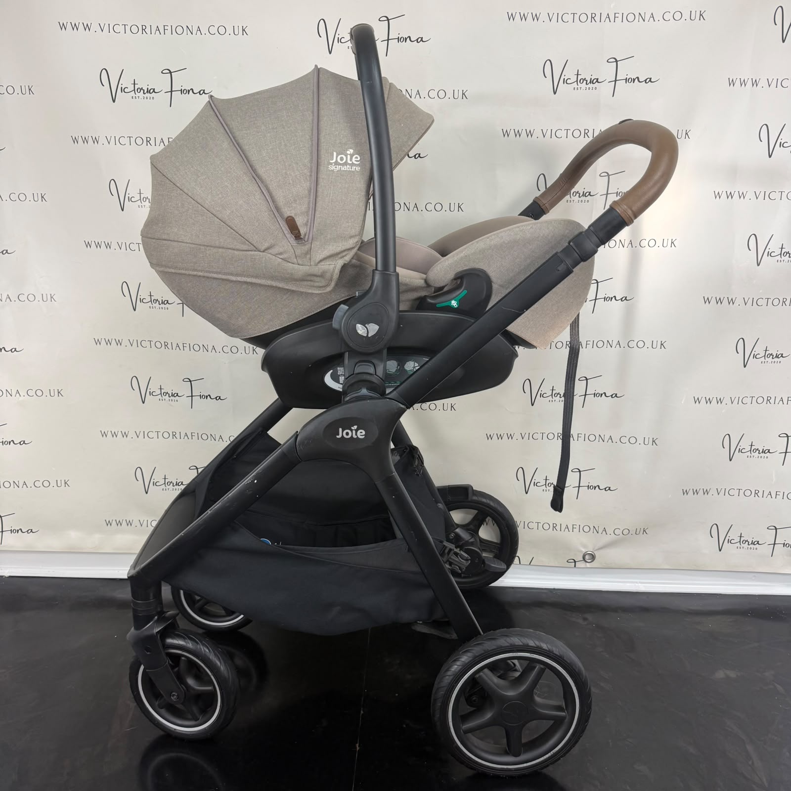 PRELOVED Joie Finiti Carrycot & Pushchair with Lie Flat Car Seat & 360 Spin Isofix - Maple - Image 8