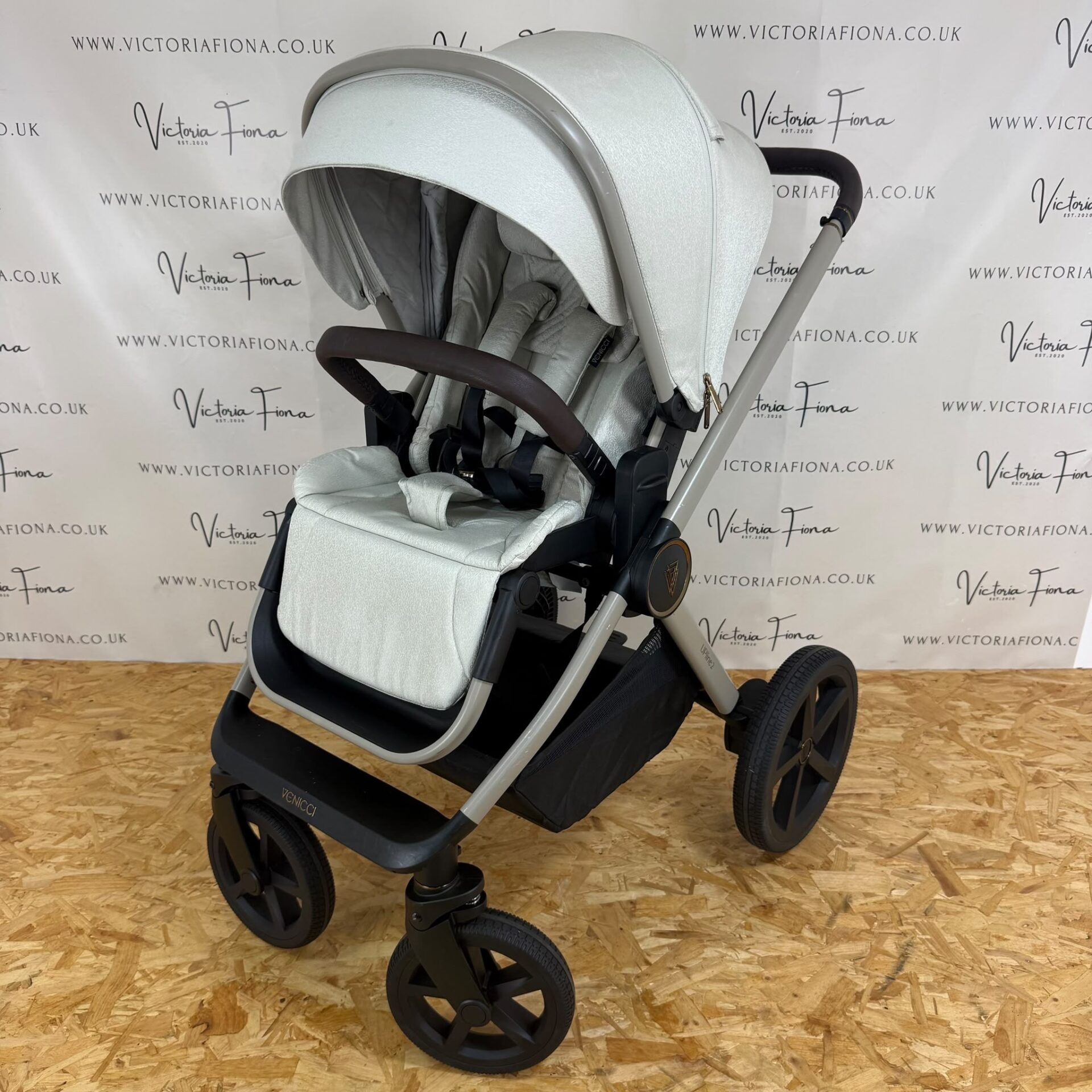PRELOVED Venicci Tinum Upline 2 Carrycot & Pushchair - Stone - Image 9