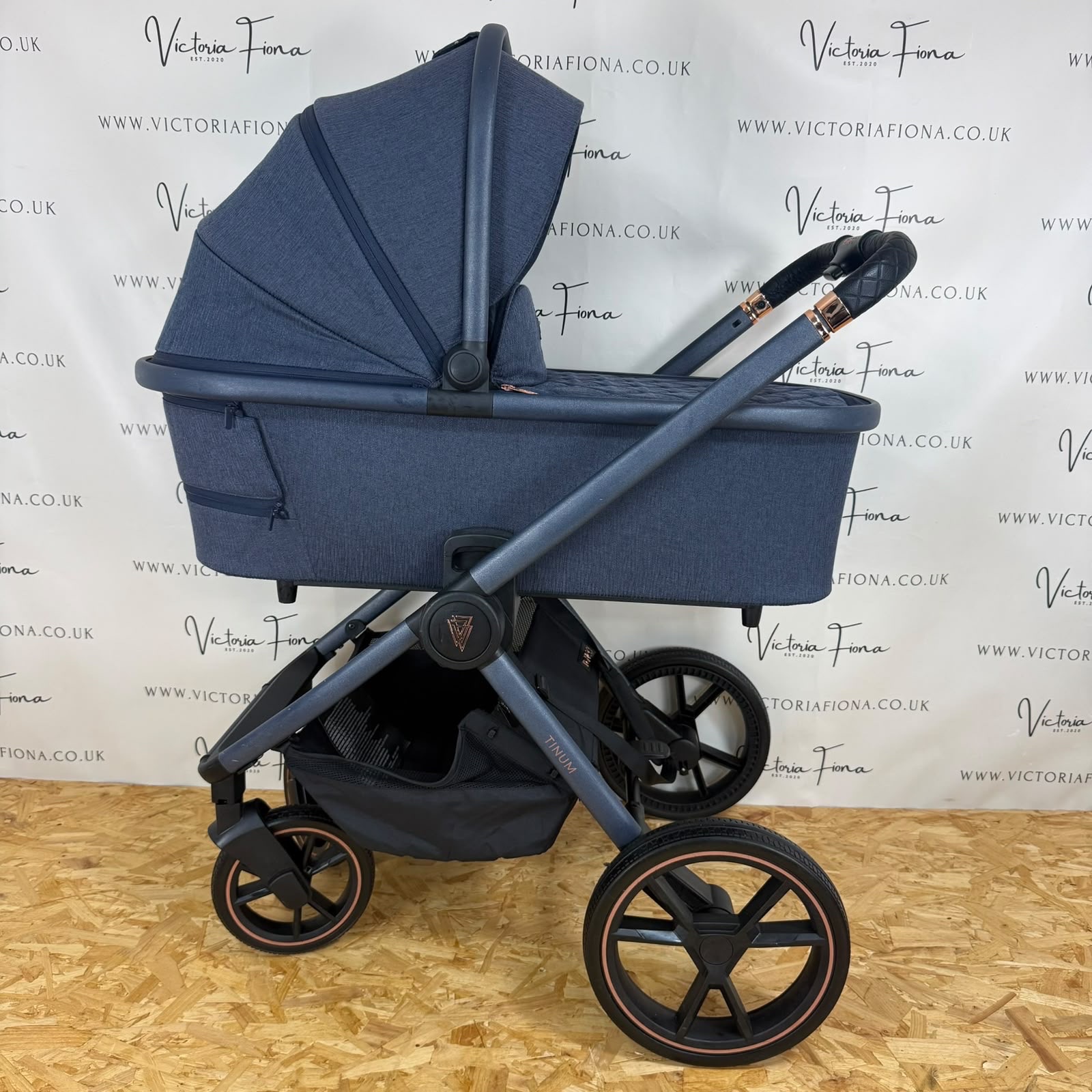 PRELOVED Venicci Tinum Carrycot & Pushchair with Car Seat & Isofix – Stylish Blue - Image 2