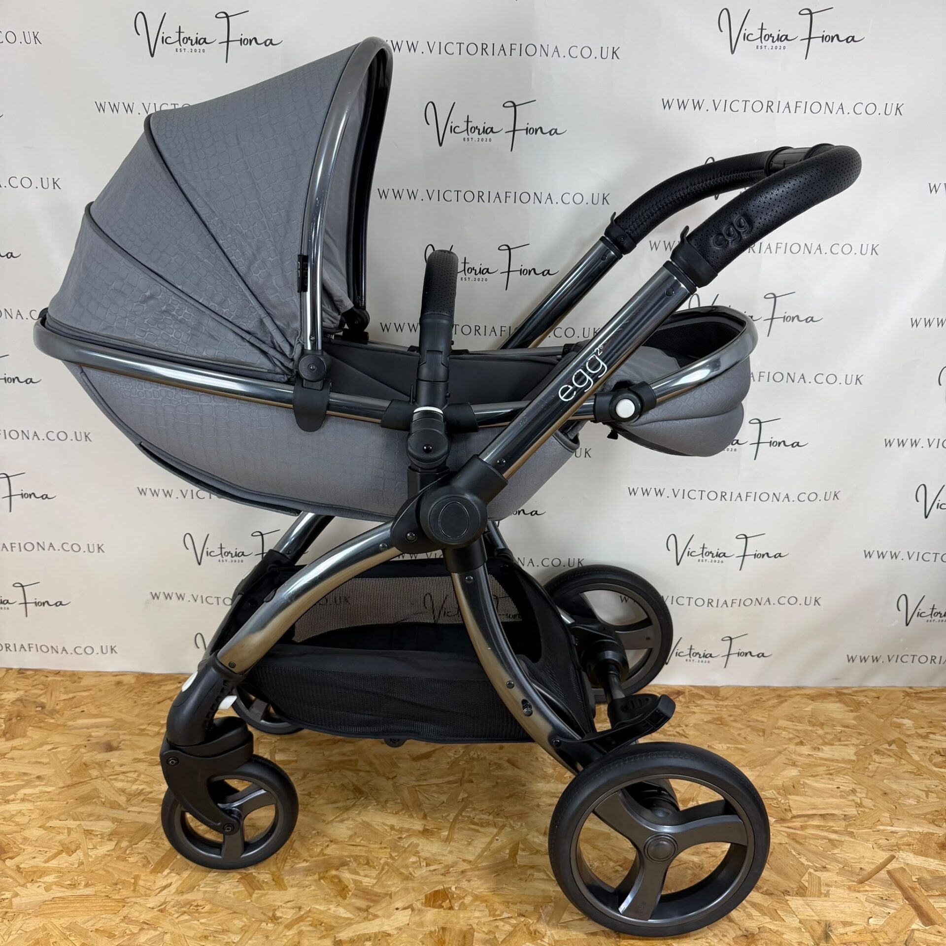 PRELOVED Egg 2 Carrycot & Pushchair with Cybex 360 Car Seat & Isofix - Jurassic Grey - Image 5