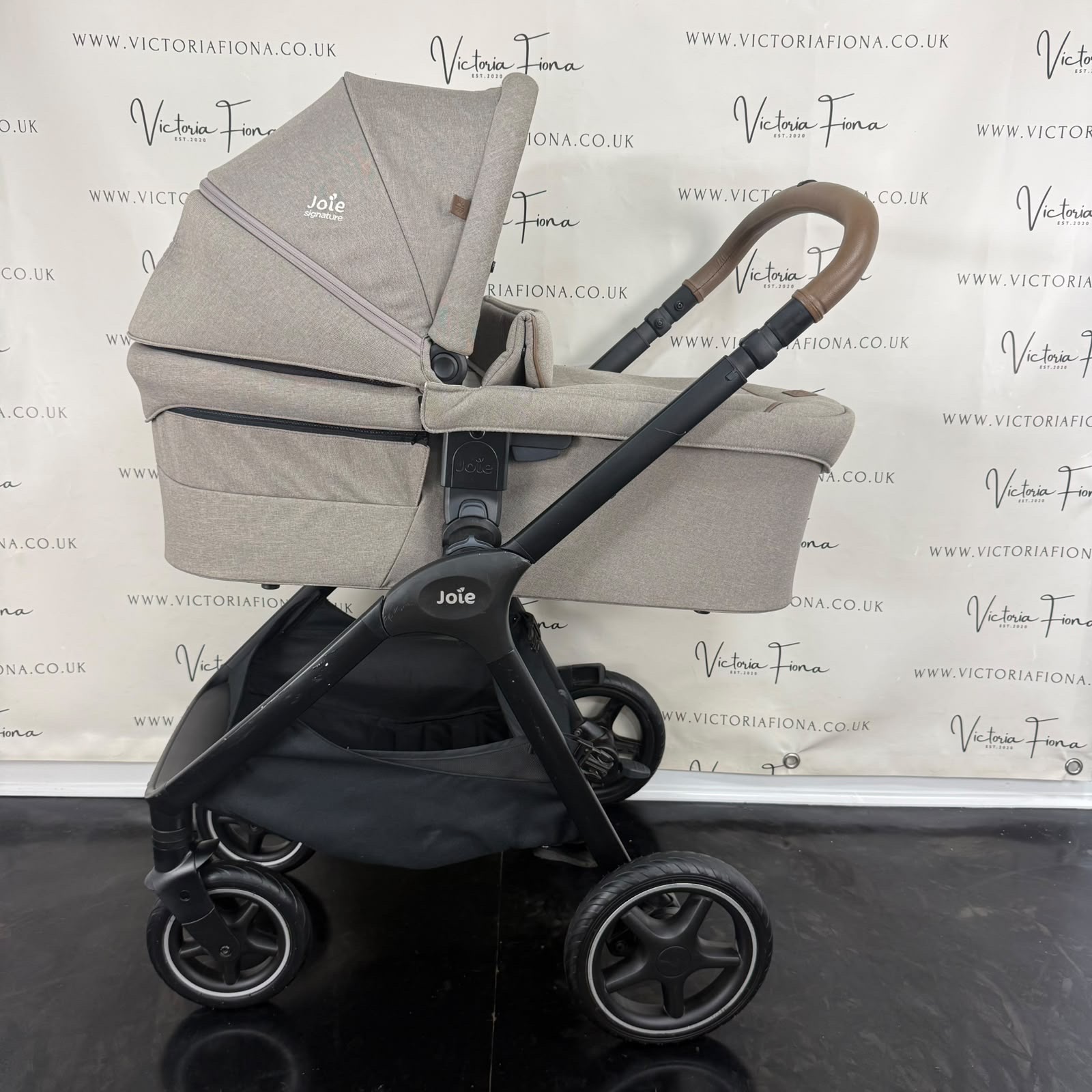 PRELOVED Joie Finiti Carrycot & Pushchair with Lie Flat Car Seat & 360 Spin Isofix - Maple - Image 2