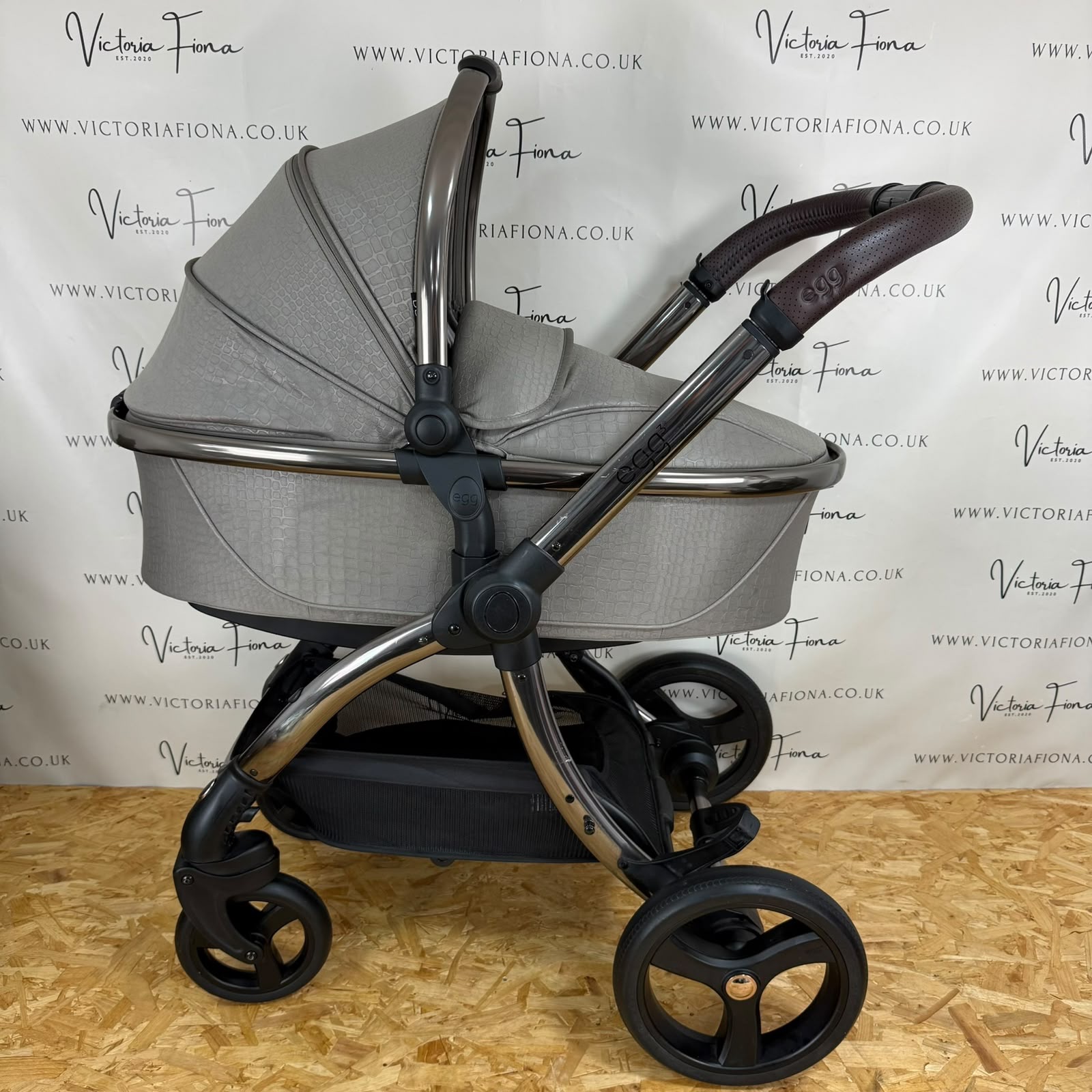 PRELOVED Egg 3 Pushchair & Carrycot with Car Seat & Isofix – Jurassic Mink - Image 2