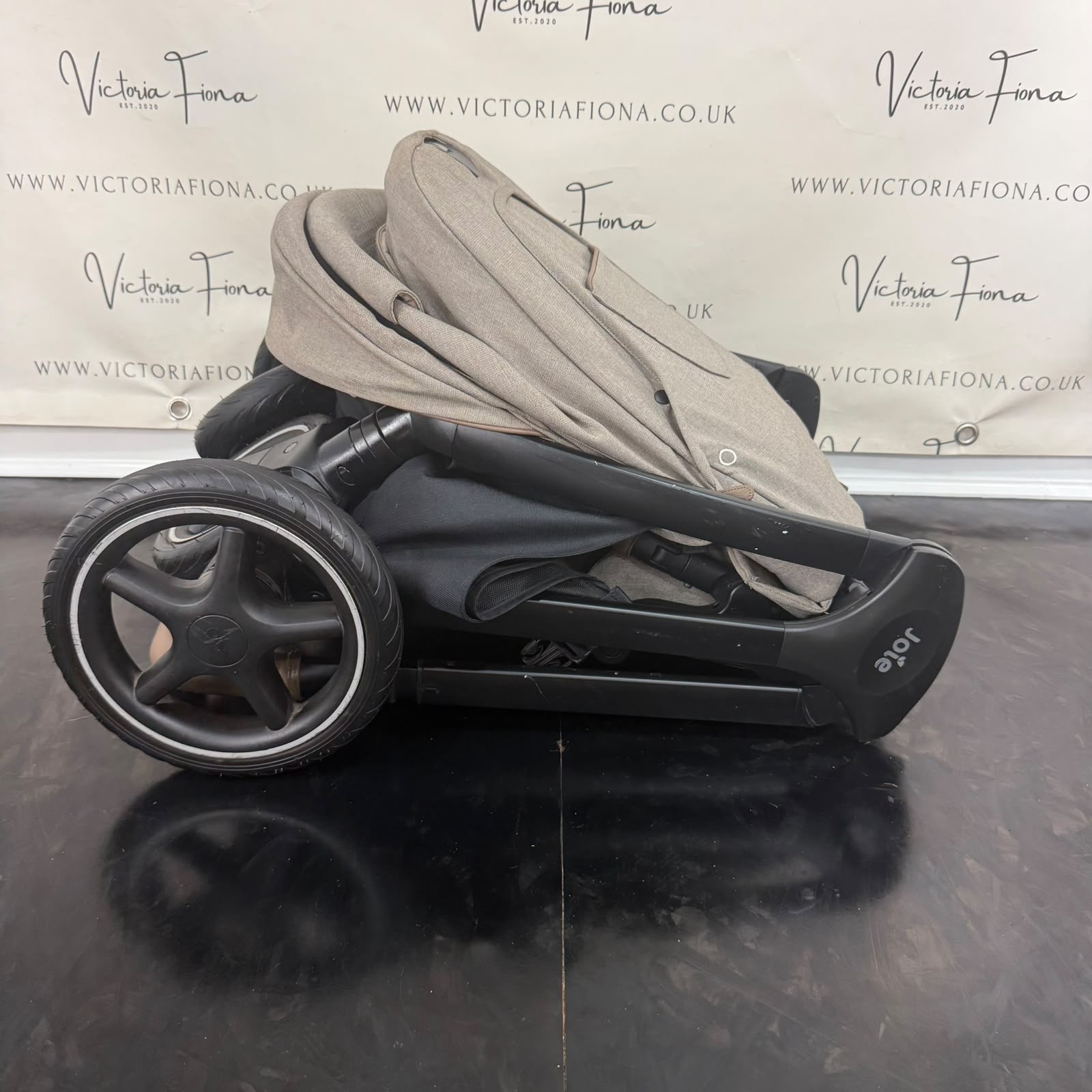 PRELOVED Joie Finiti Carrycot & Pushchair with Lie Flat Car Seat & 360 Spin Isofix - Maple - Image 10