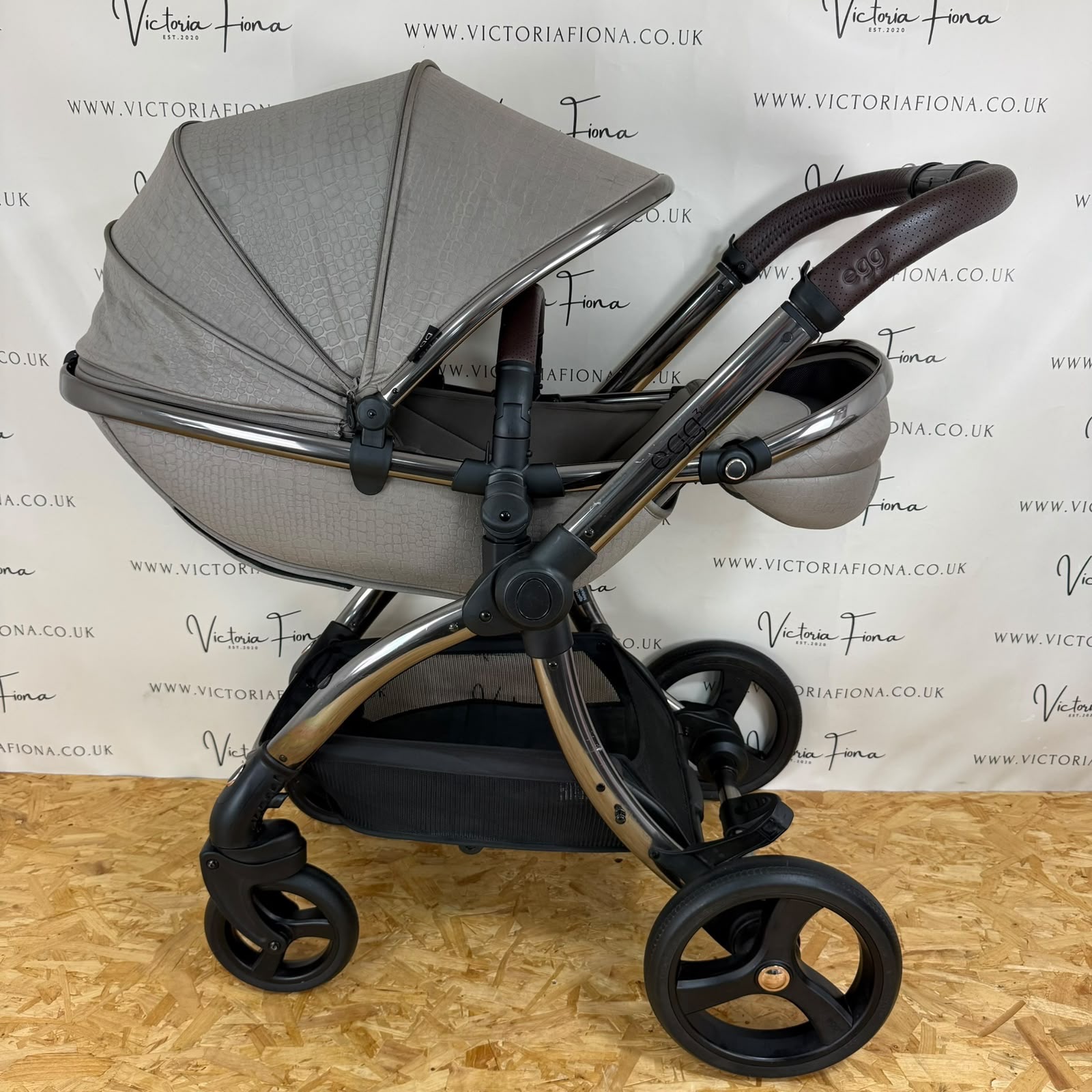 PRELOVED Egg 3 Pushchair & Carrycot with Car Seat & Isofix – Jurassic Mink - Image 6