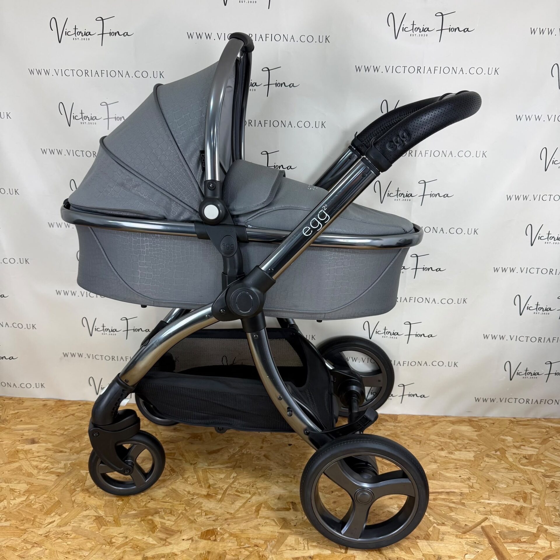 PRELOVED Egg 2 Carrycot & Pushchair with Cybex 360 Car Seat & Isofix - Jurassic Grey - Image 2