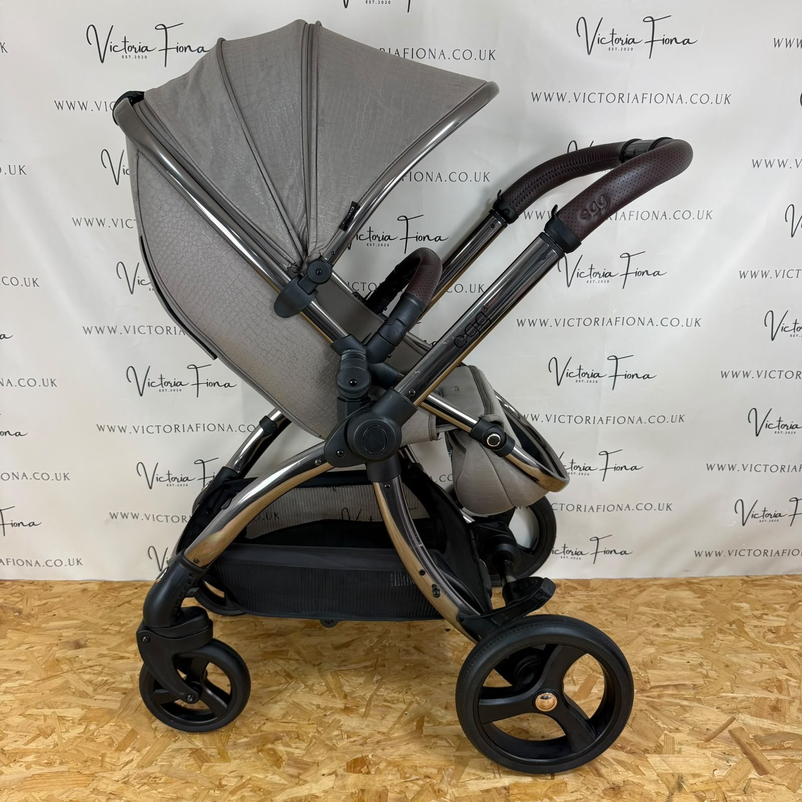 PRELOVED Egg 3 Pushchair & Carrycot with Car Seat & Isofix – Jurassic Mink - Image 7