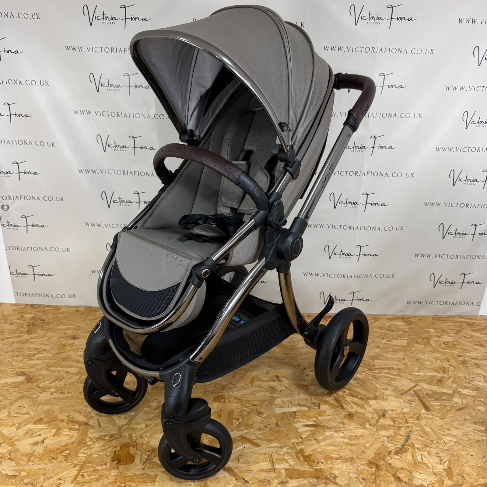 PRELOVED Egg 3 Pushchair & Carrycot with Car Seat & Isofix – Jurassic Mink - Image 8