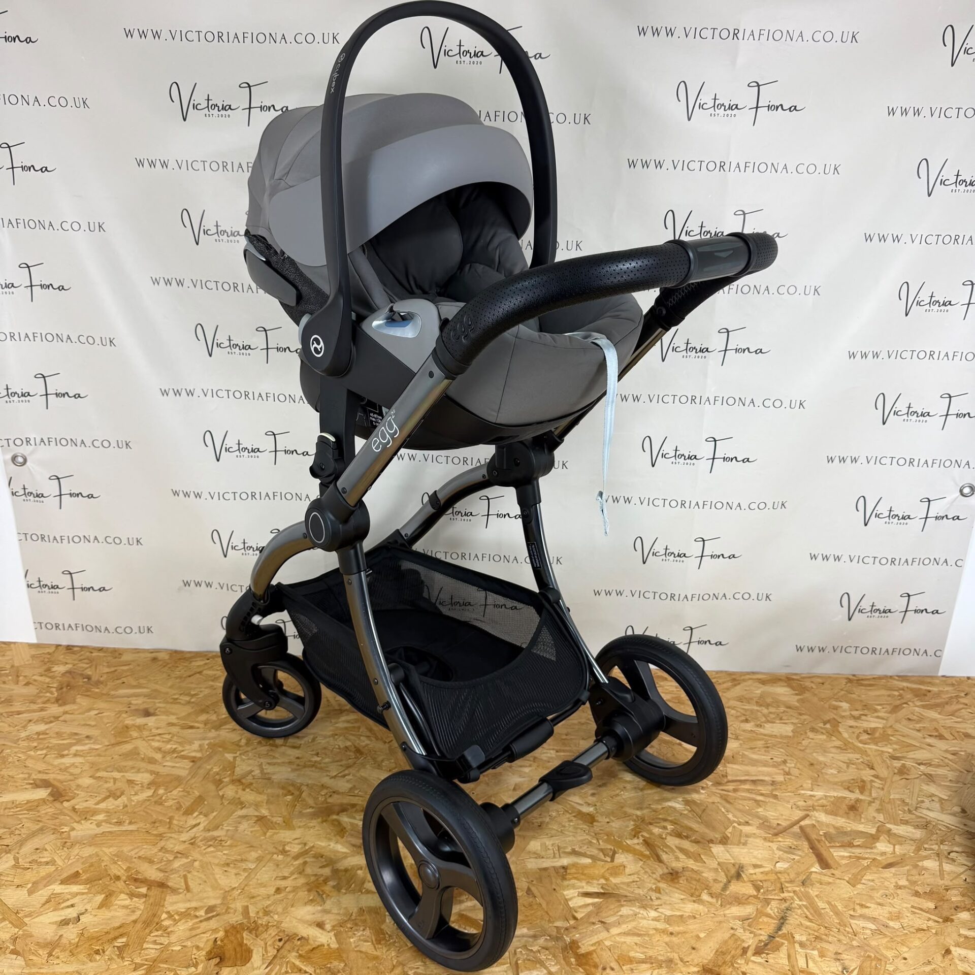 PRELOVED Egg 2 Carrycot & Pushchair with Cybex 360 Car Seat & Isofix - Jurassic Grey - Image 8