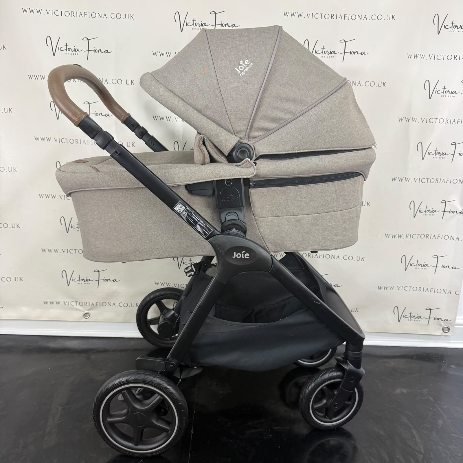 PRELOVED Joie Finiti Carrycot & Pushchair with Lie Flat Car Seat & 360 Spin Isofix - Maple - Image 4