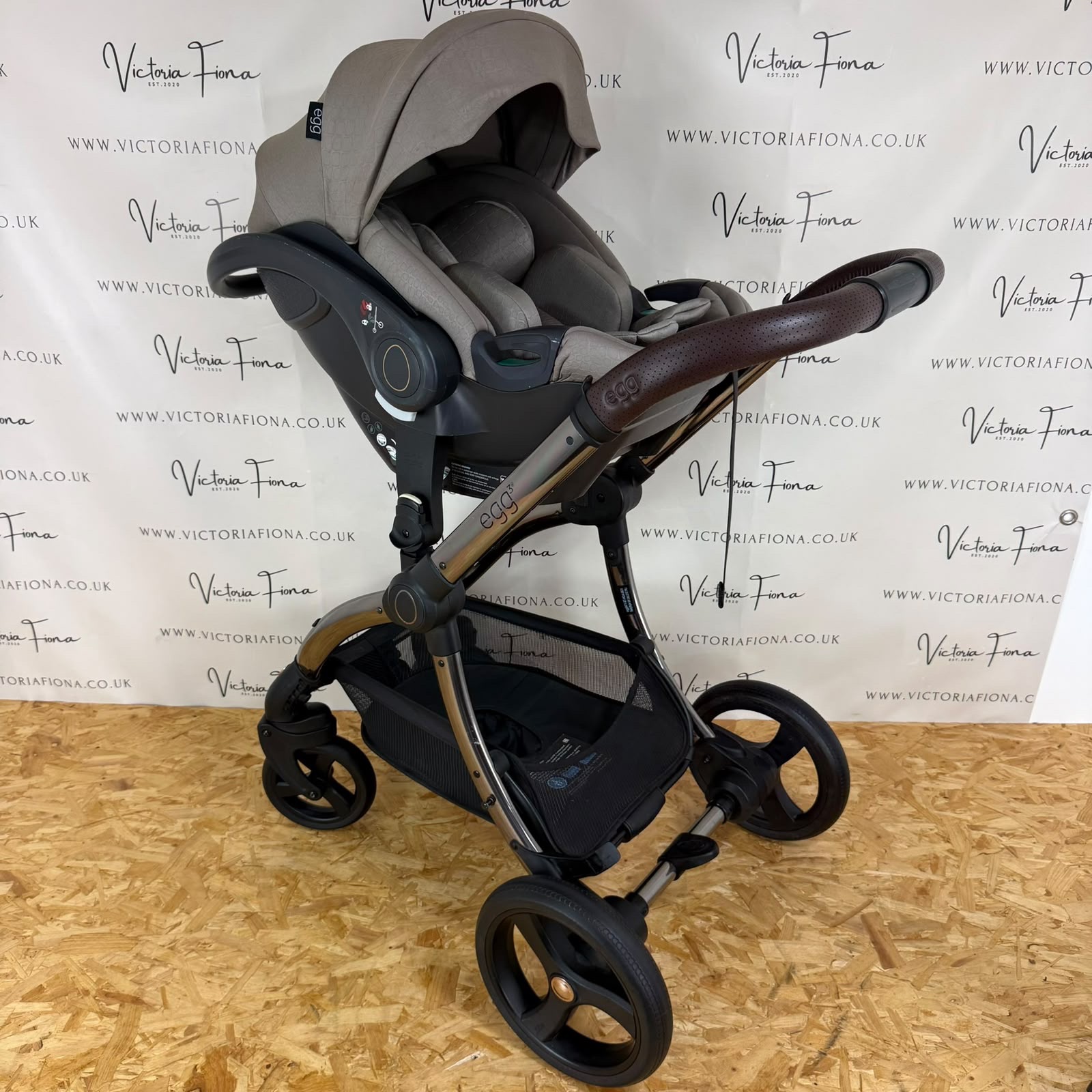 PRELOVED Egg 3 Pushchair & Carrycot with Car Seat & Isofix – Jurassic Mink - Image 9