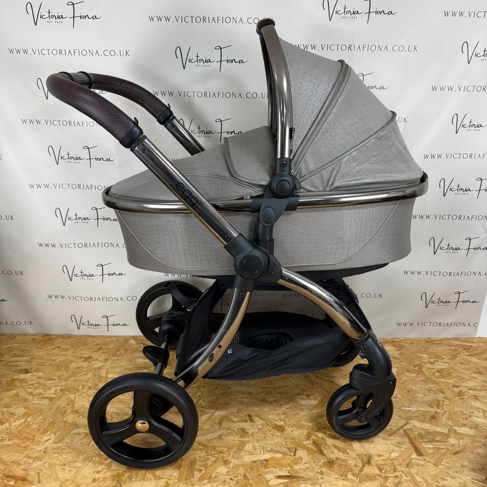 PRELOVED Egg 3 Pushchair & Carrycot with Car Seat & Isofix – Jurassic Mink - Image 4