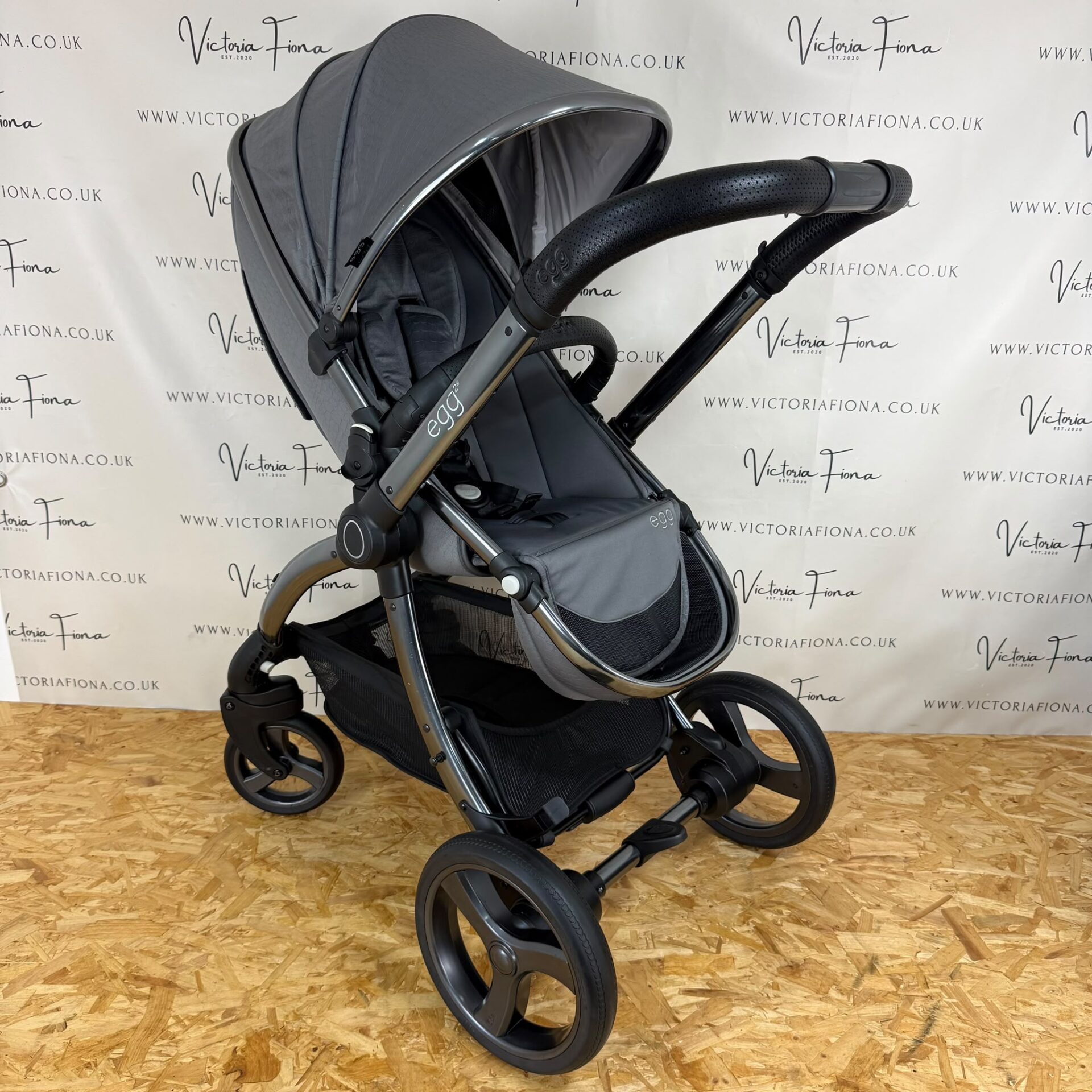 PRELOVED Egg 2 Carrycot & Pushchair with Cybex 360 Car Seat & Isofix - Jurassic Grey - Image 4