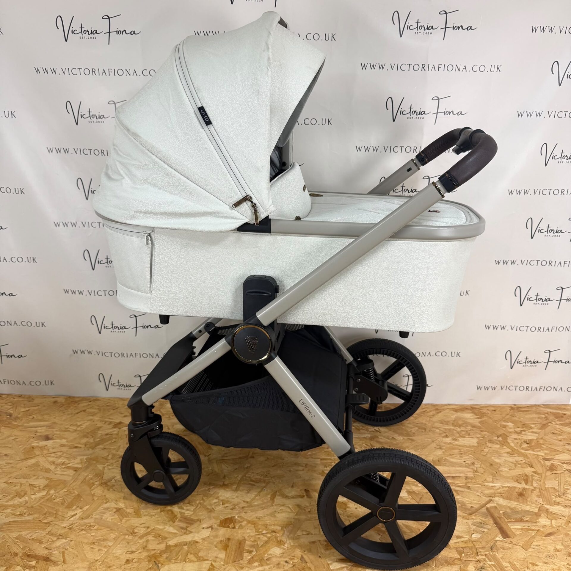PRELOVED Venicci Tinum Upline 2 Carrycot & Pushchair - Stone - Image 5