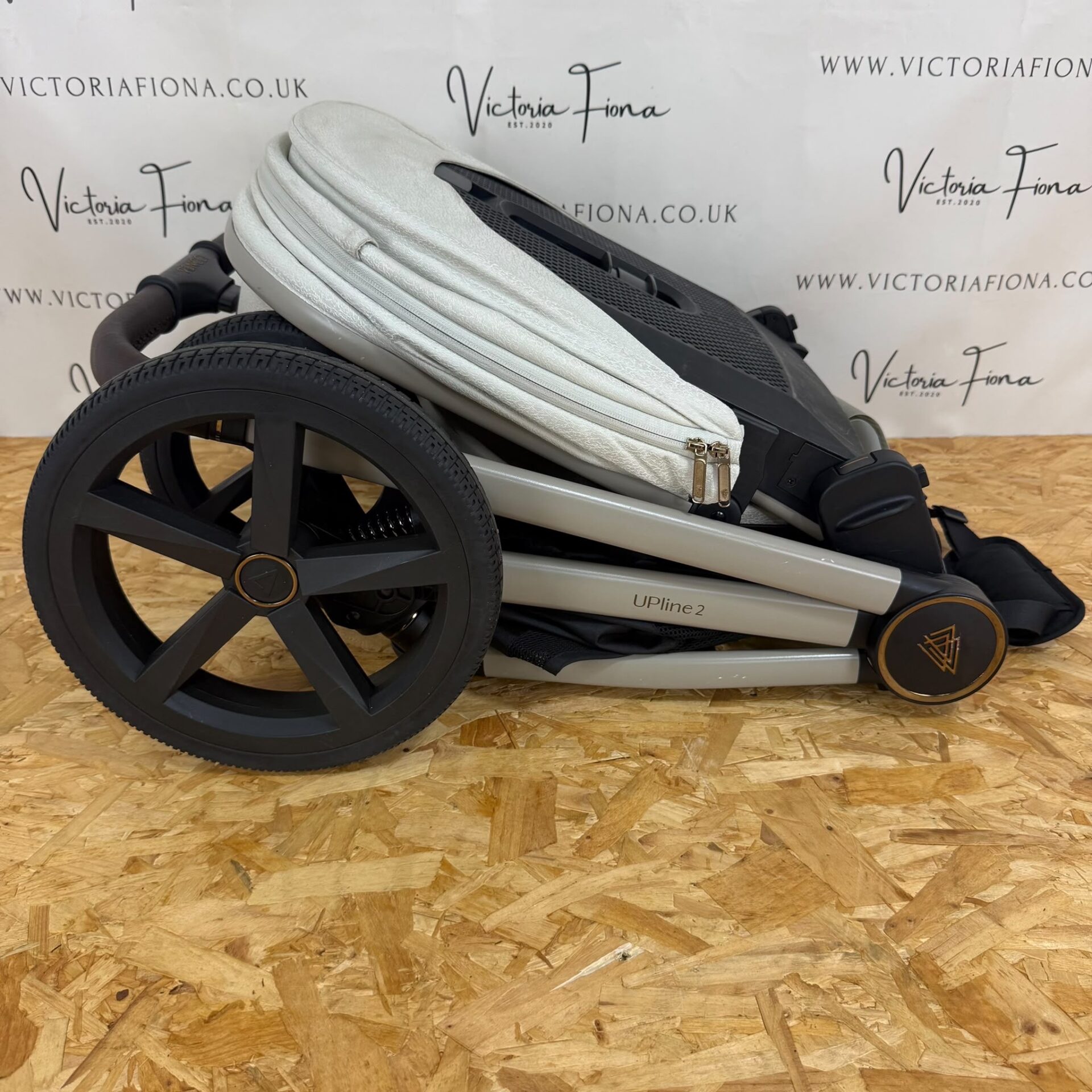 PRELOVED Venicci Tinum Upline 2 Carrycot & Pushchair - Stone - Image 10