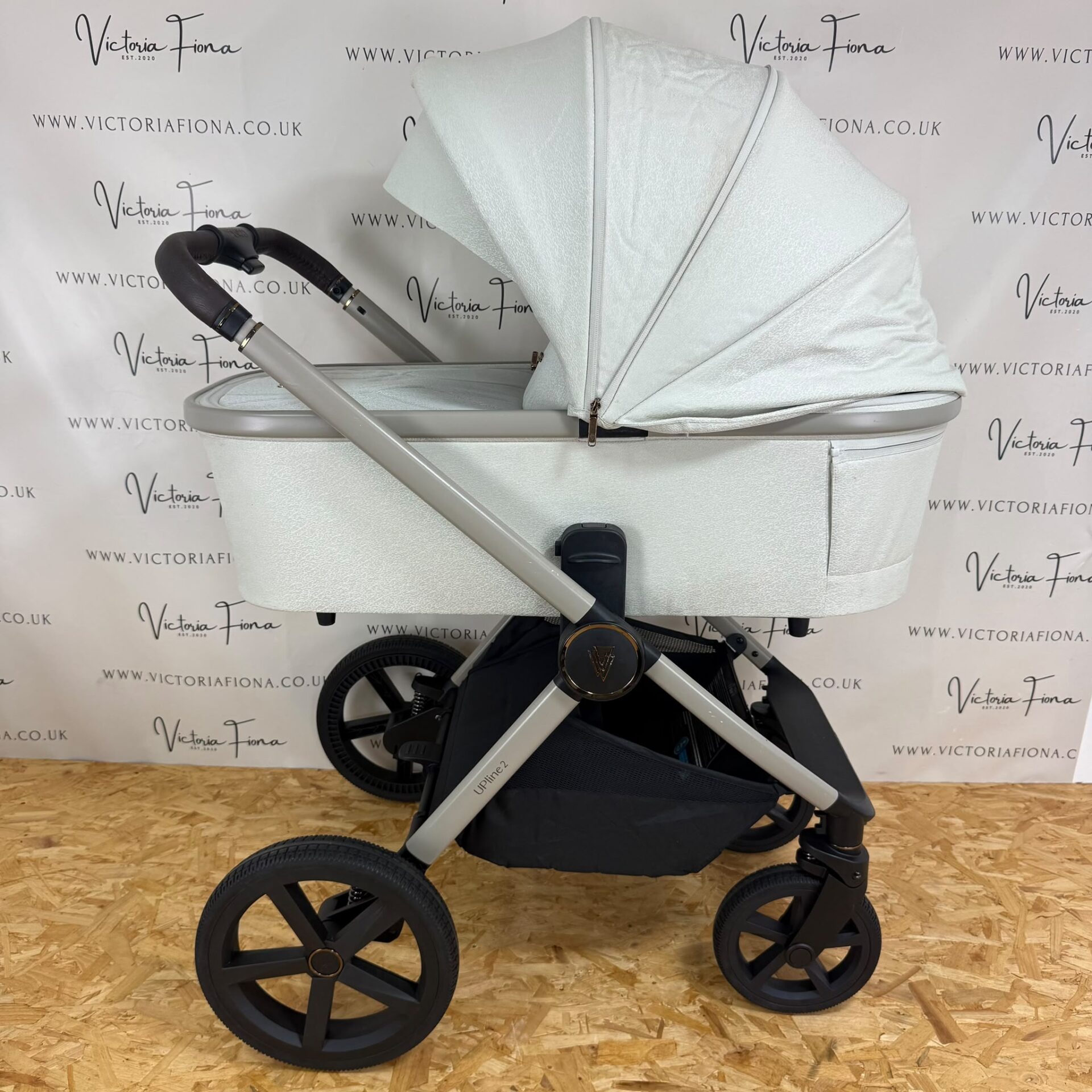 PRELOVED Venicci Tinum Upline 2 Carrycot & Pushchair - Stone - Image 3