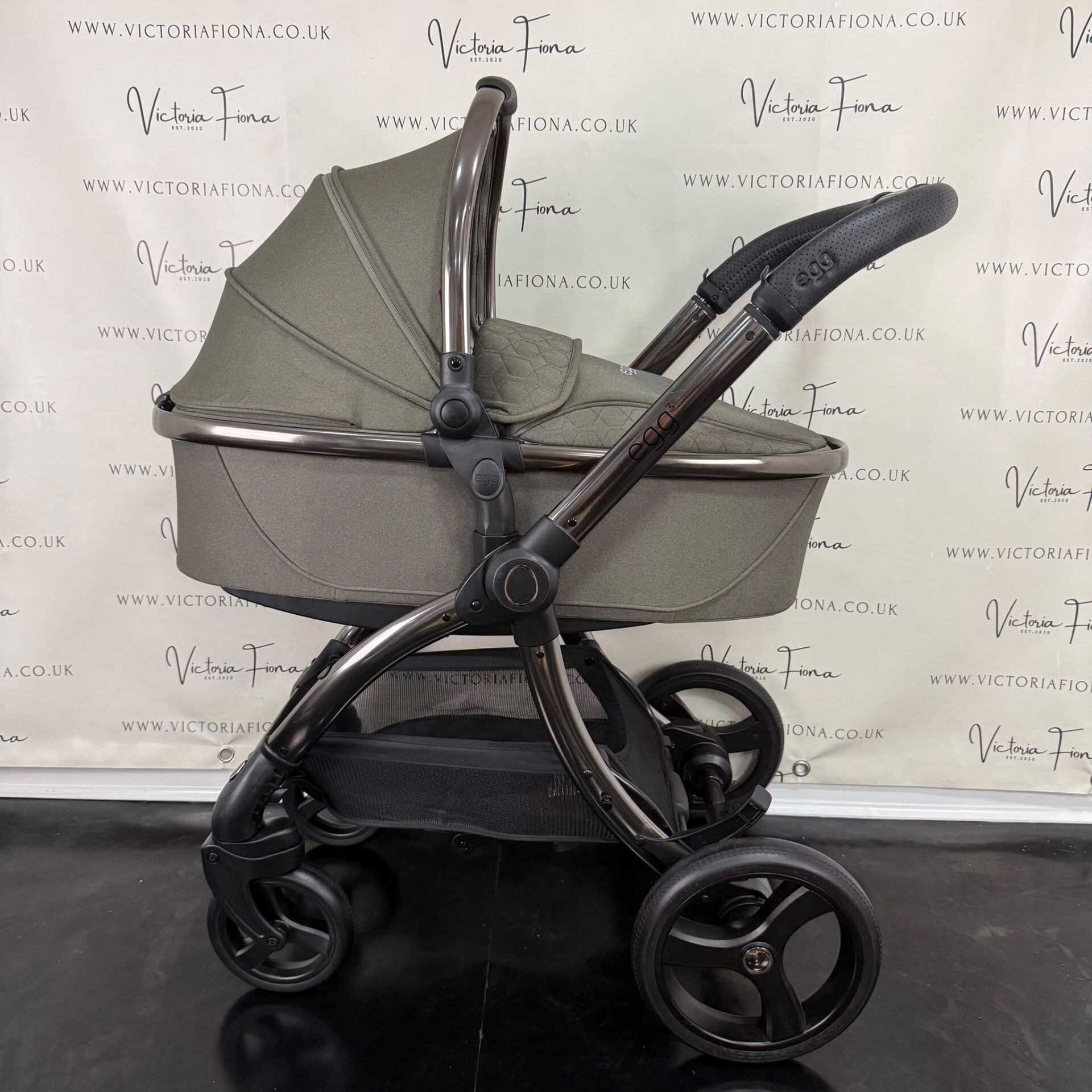 PRELOVED Egg 3 Pushchair & Carrycot - Hunter Green - Image 2
