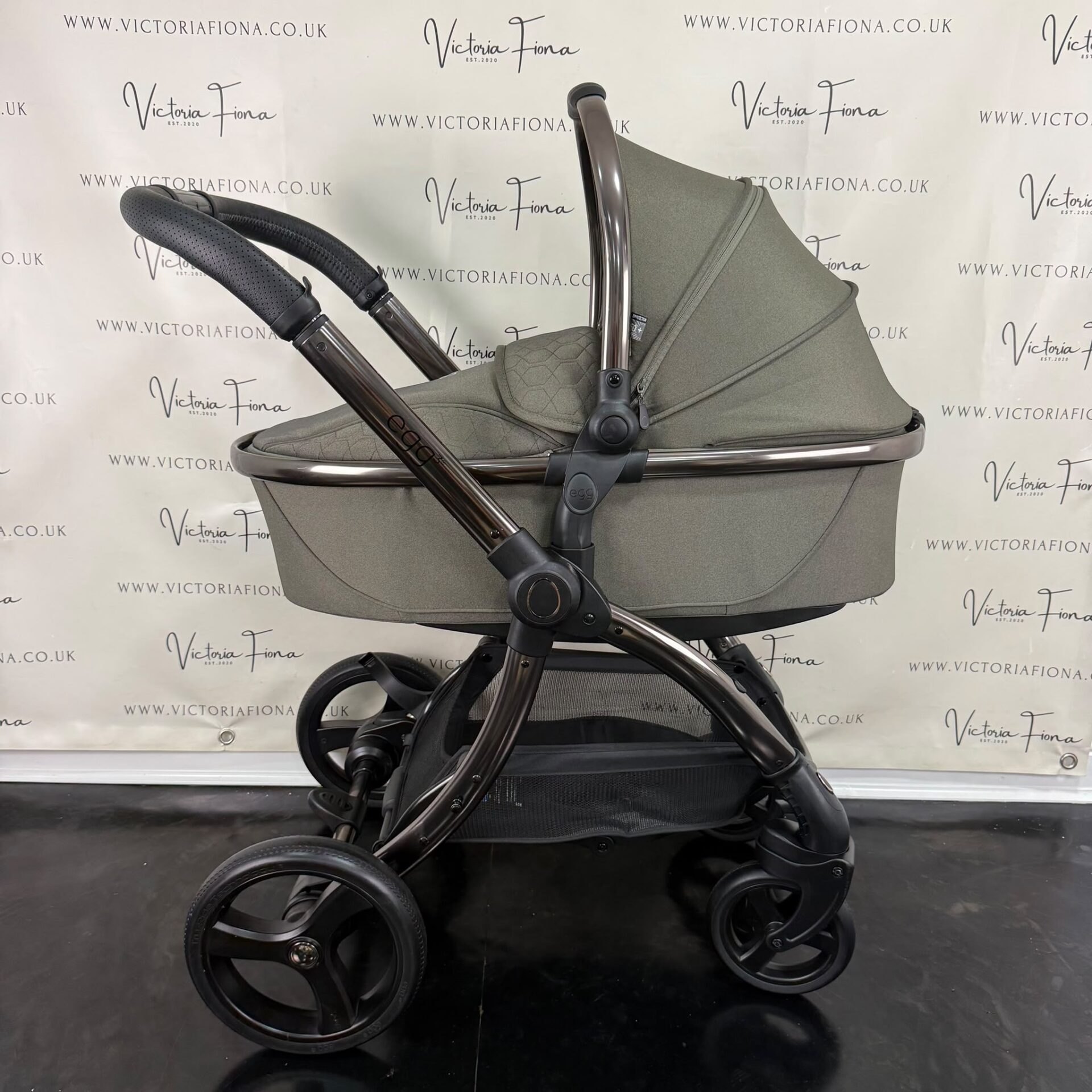 PRELOVED Egg 3 Pushchair & Carrycot - Hunter Green - Image 3