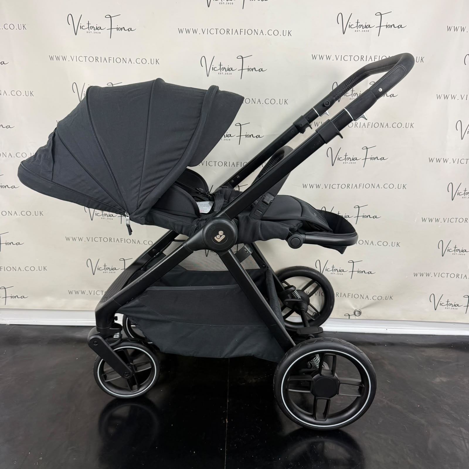 PRELOVED Maxi Cosi Oxford Carrycot & Pushchair - Black - Image 8