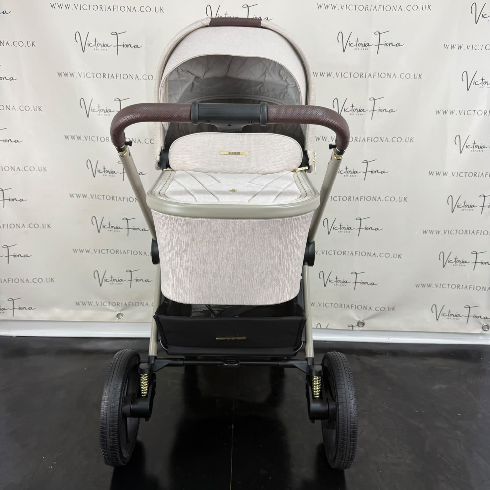PRELOVED Venicci Tinum Upline Carrycot & Pushchair with Maxi Cosi Pebble 360 and Isofix - Stone - Image 3