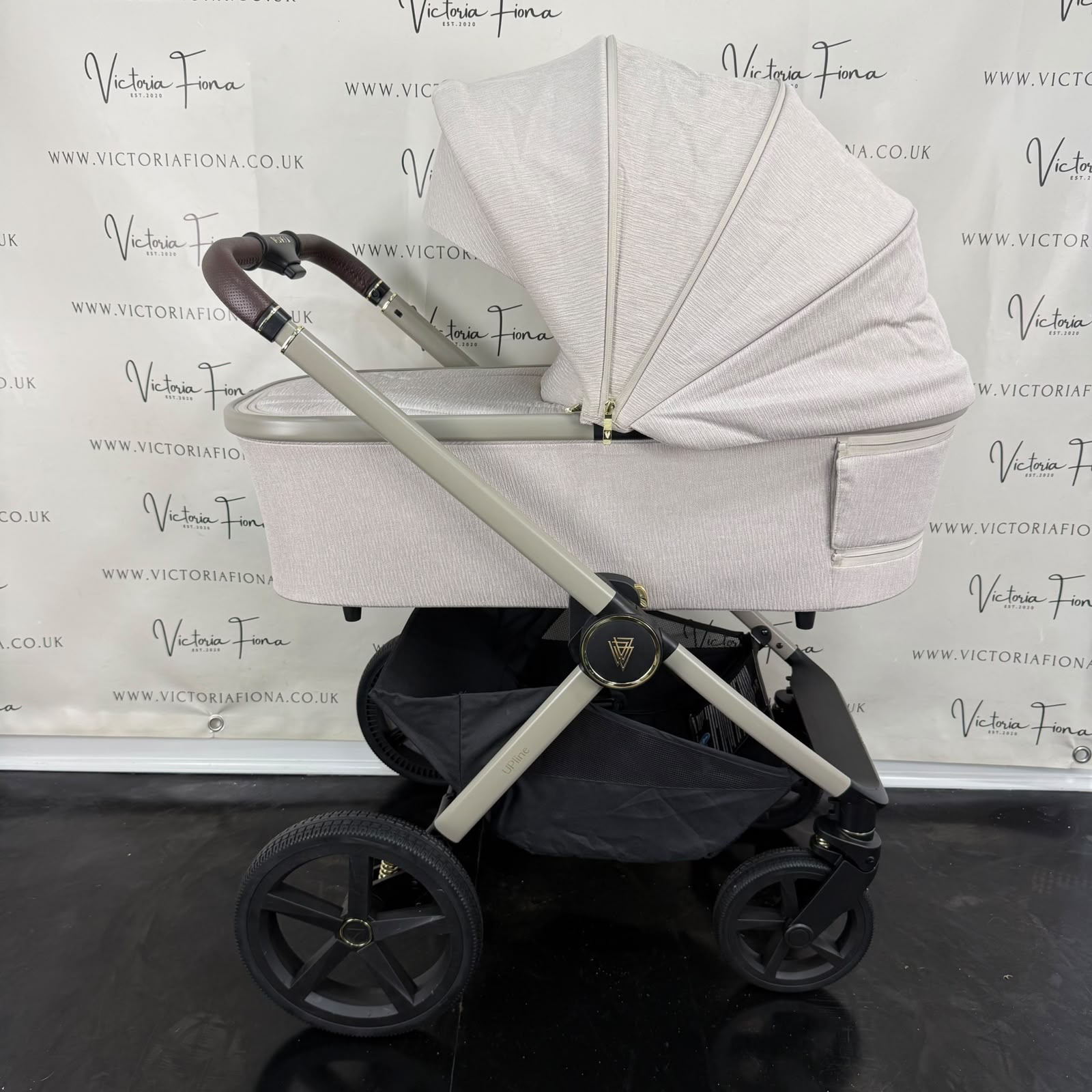 PRELOVED Venicci Tinum Upline Carrycot & Pushchair with Maxi Cosi Pebble 360 and Isofix - Stone - Image 4