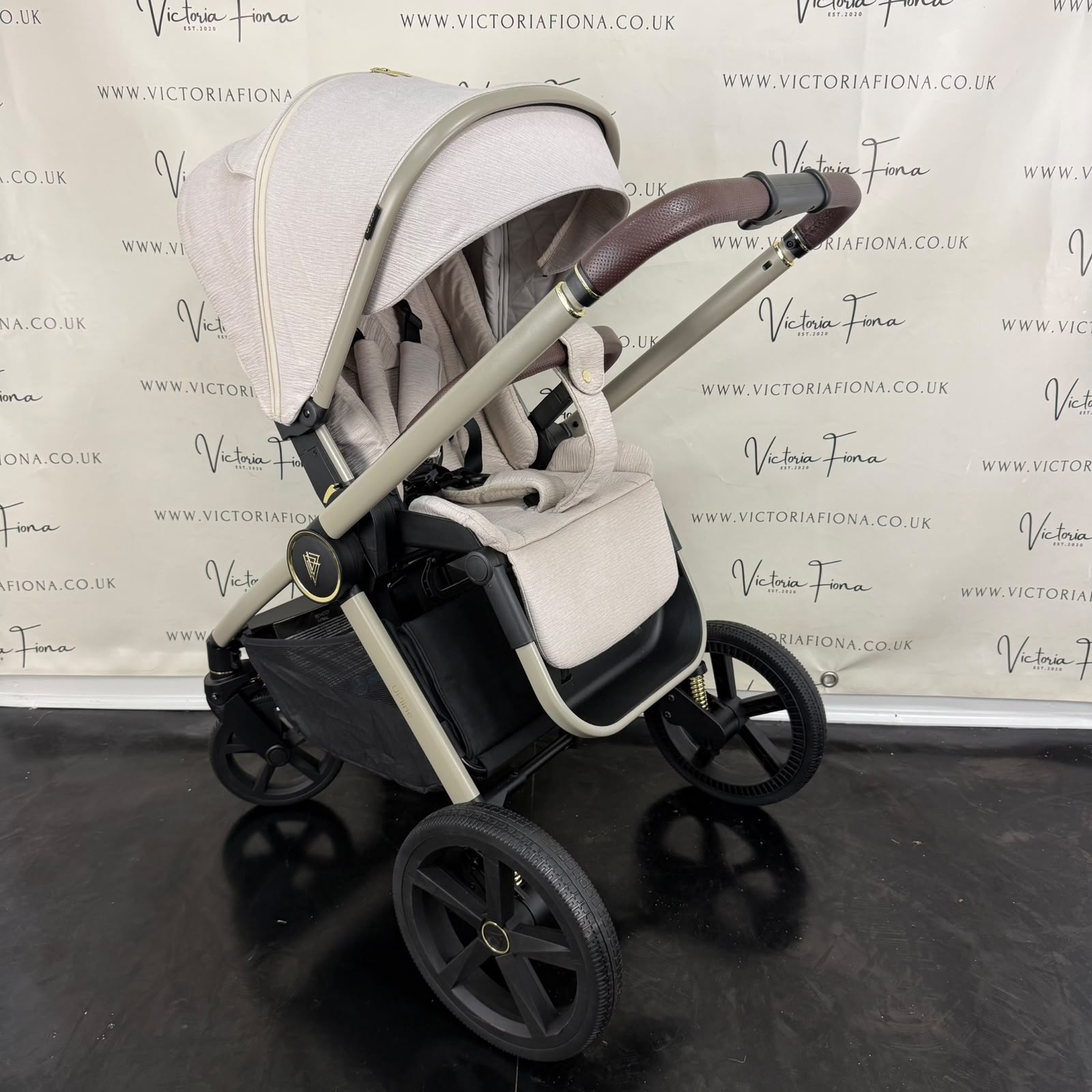 PRELOVED Venicci Tinum Upline Carrycot & Pushchair with Maxi Cosi Pebble 360 and Isofix - Stone - Image 5