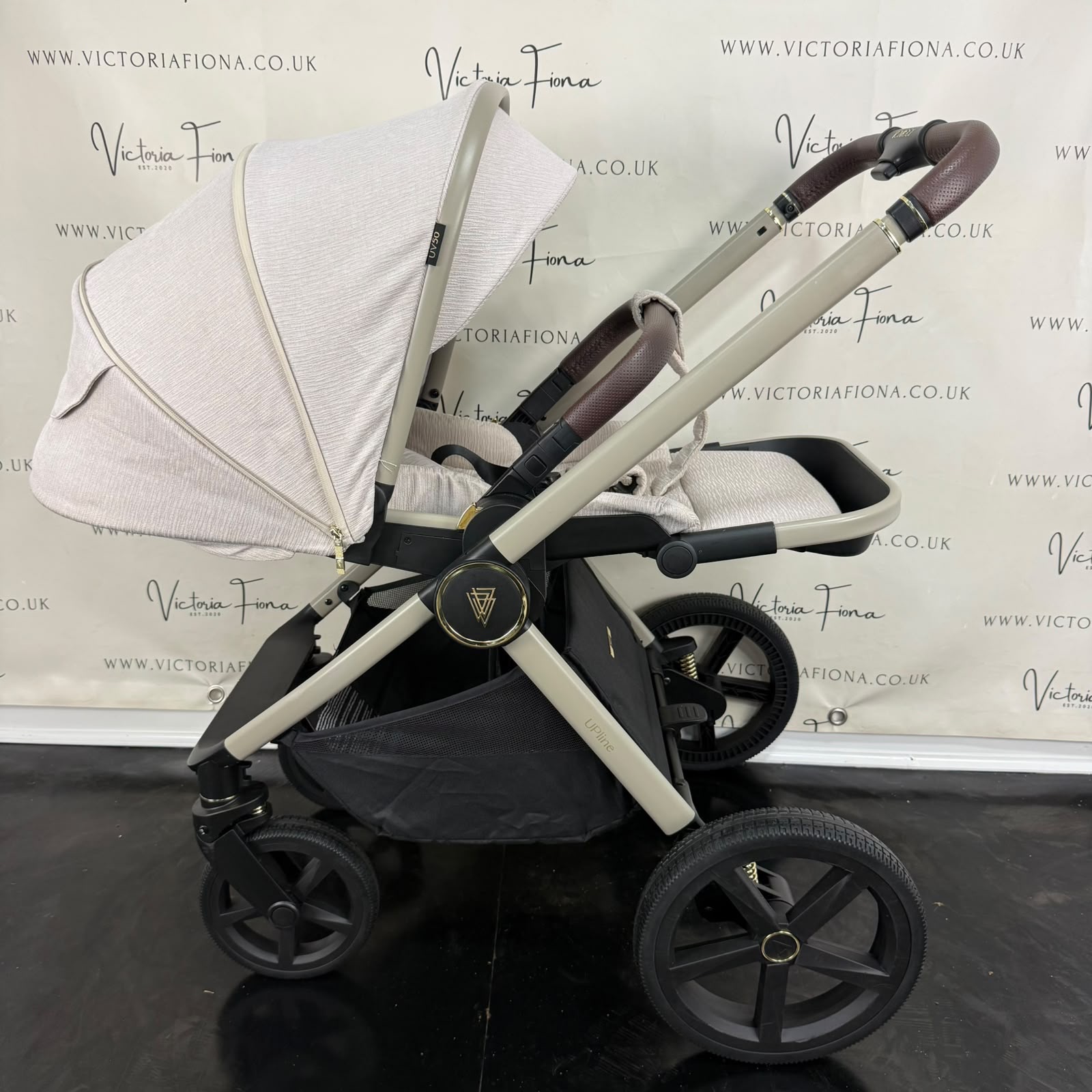 PRELOVED Venicci Tinum Upline Carrycot & Pushchair with Maxi Cosi Pebble 360 and Isofix - Stone - Image 7