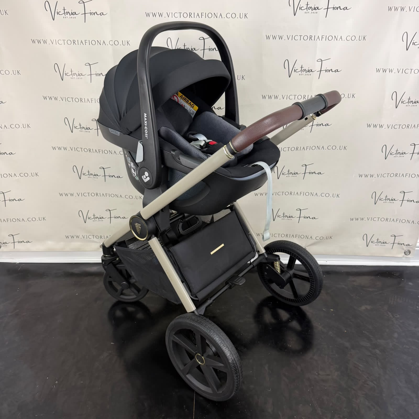 PRELOVED Venicci Tinum Upline Carrycot & Pushchair with Maxi Cosi Pebble 360 and Isofix - Stone - Image 9