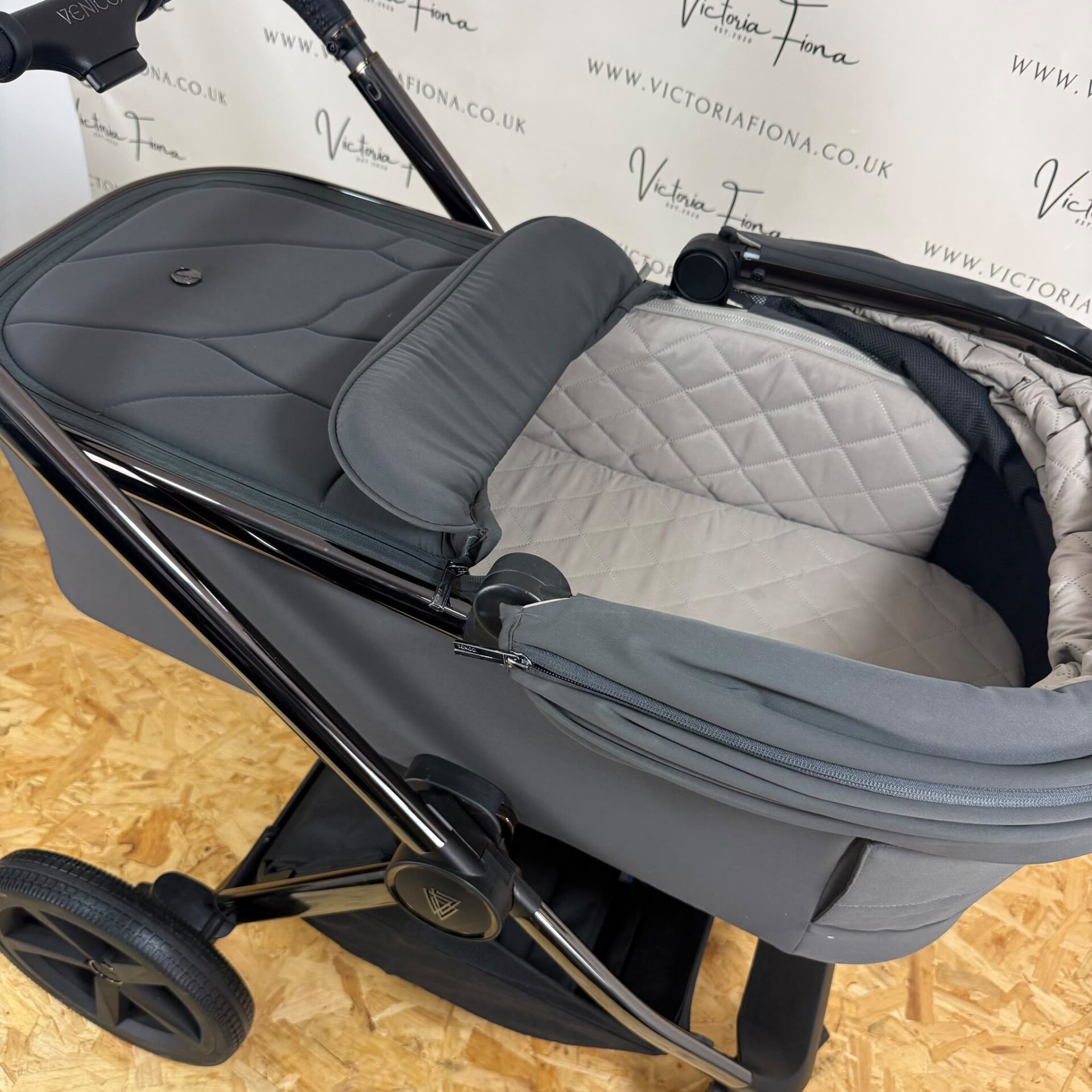PRELOVED Venicci Tinum Upline SE Carrycot & Pushchair - Lava - Image 5